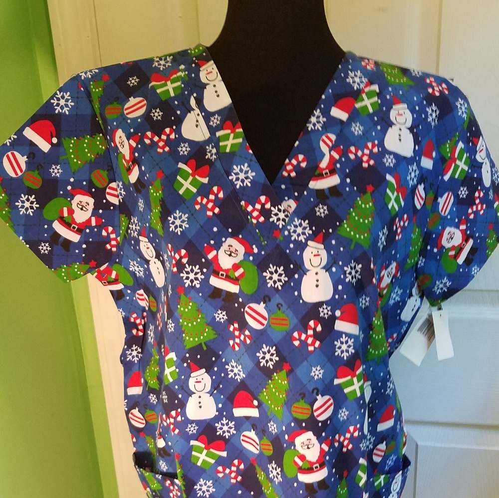 Scrub sz lg. Lots of Christmas/Holiday cheer